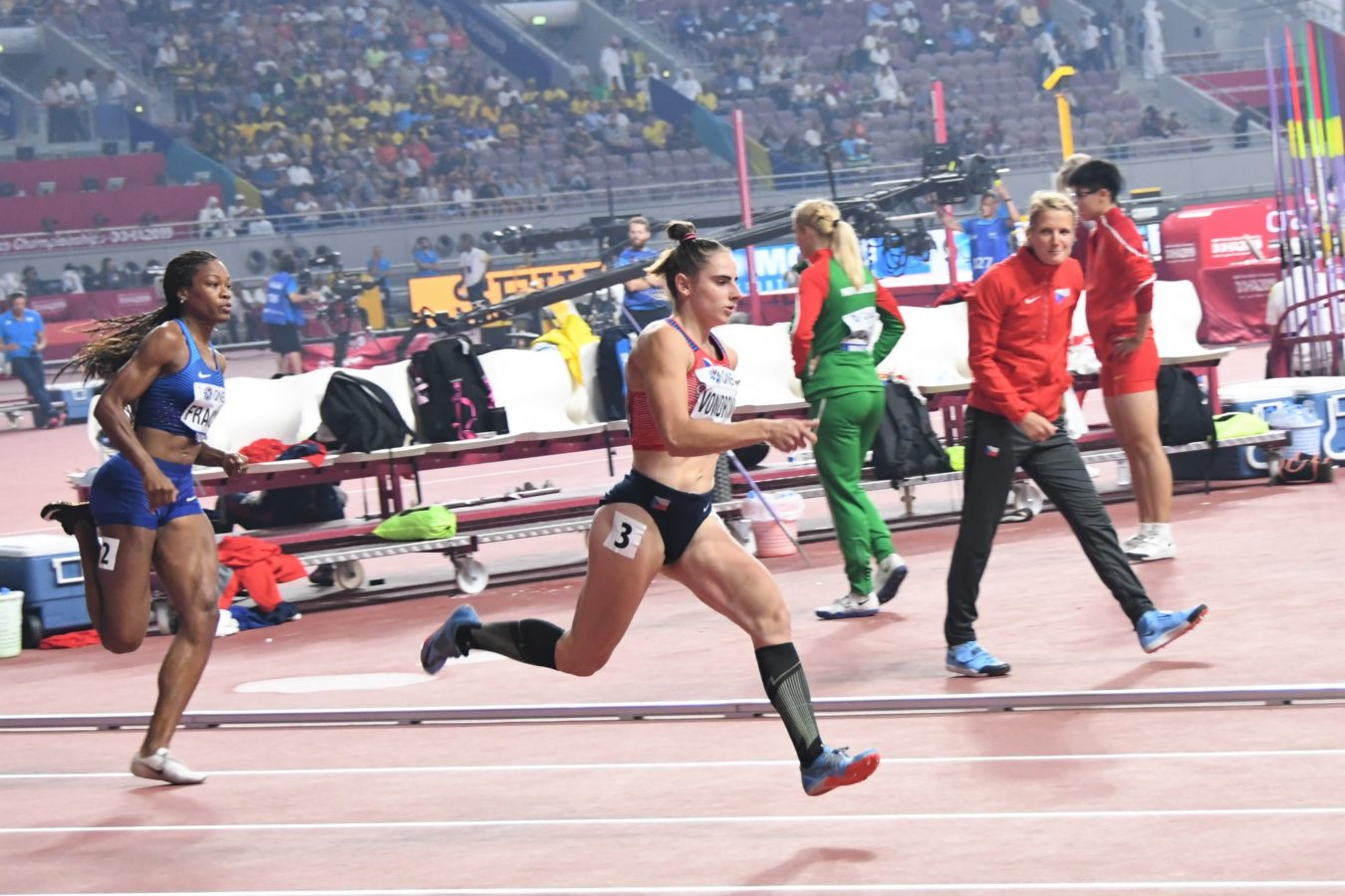 Ladu-Vondrovou-povzbuzovala-Irena-Šedivá-rozběh-na-400-m-postup-do-smf-MS-2019-1