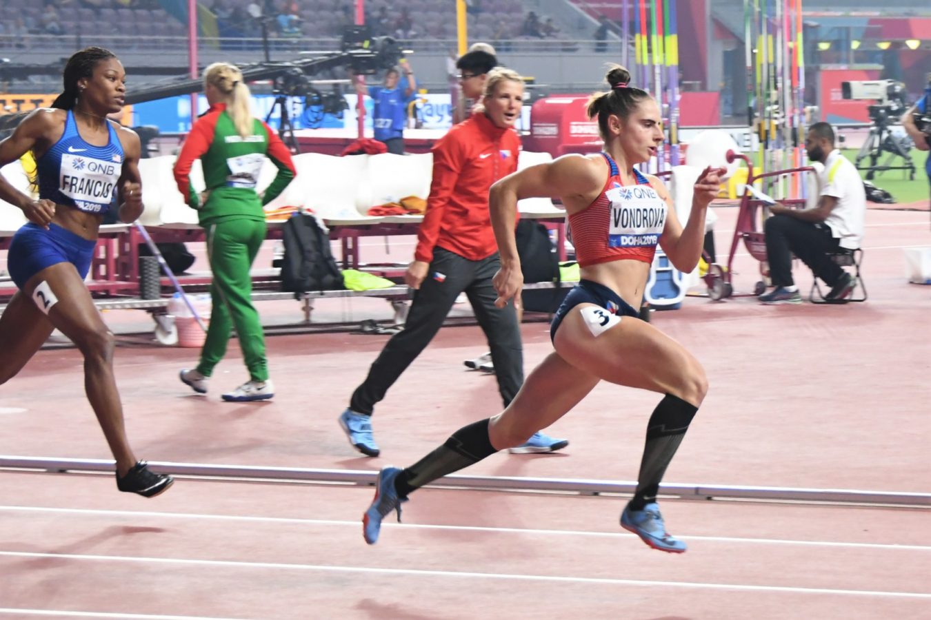 Ladu-Vondrovou-povzbuzovala-Irena-Šedivá-rozběh-na-400-m-postup-do-smf-MS-2019-3