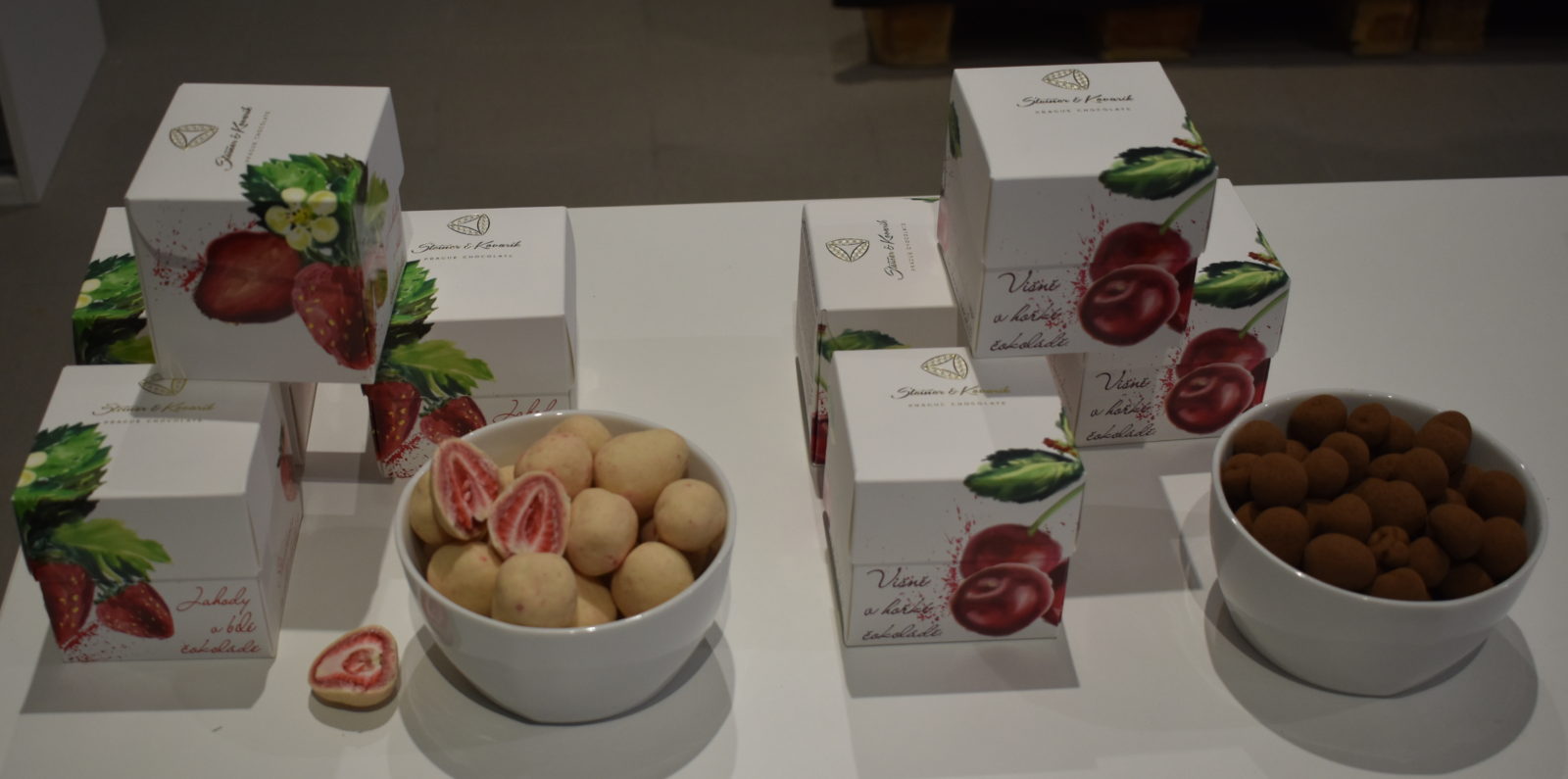 novinky: jahody v bílé čokoládě a višně v hořké čokoládě