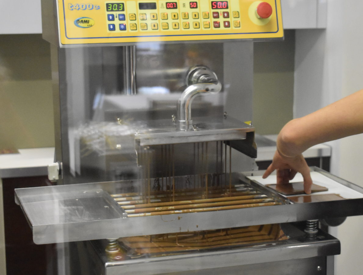 výroba čokolády před zdobením mandaly